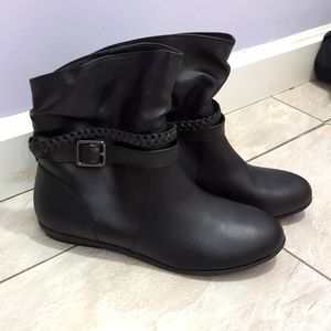 American eagle 8.5W slouchy ankle boots. Black.